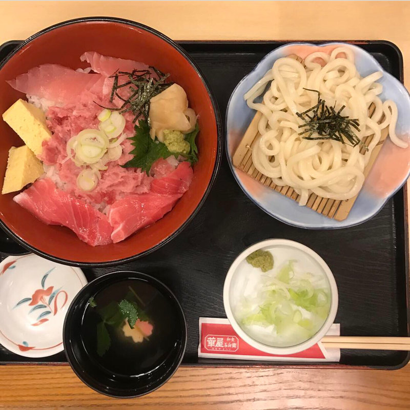まぐろ三色丼（小うどん付）(華屋与兵衛 花小金井店 )