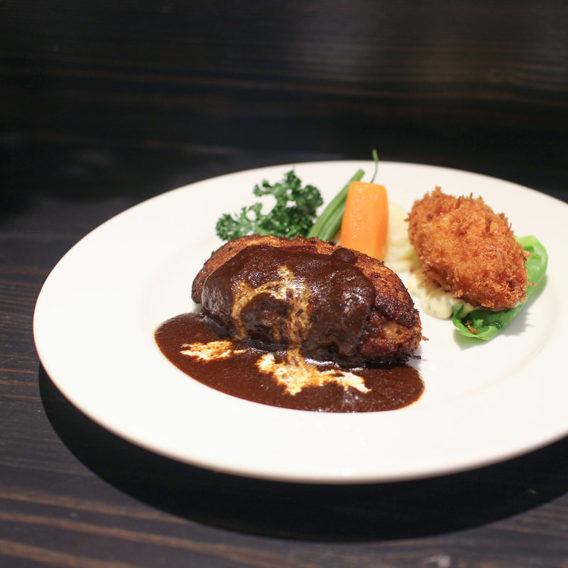 デミグラスソースのハンバーグステーキ&カニクリームコロッケ(キッチン兆)