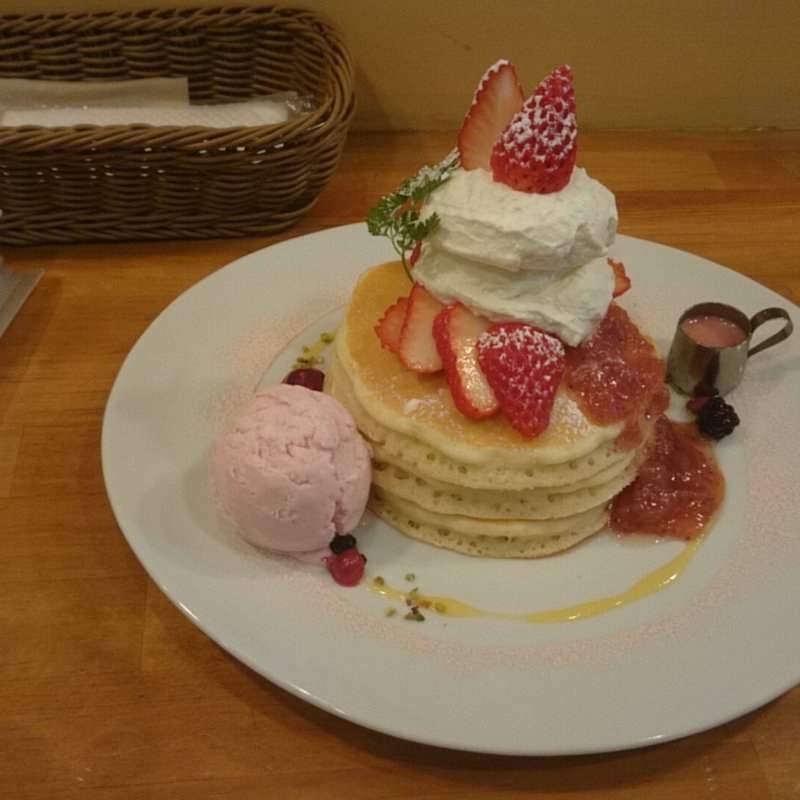 苺と塩生クリームのパンケーキ(パンケーキママカフェ VoiVoi （ヴォイヴォイ）)