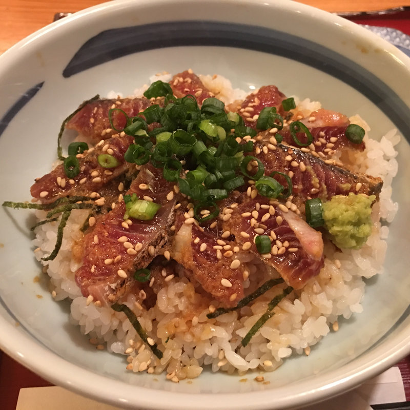 カツオの腹皮タタキ丼(酔店 とーごー)