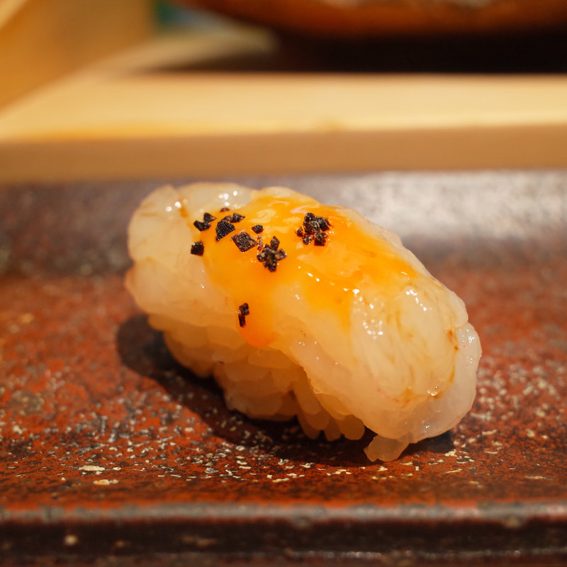 白海老昆布締め カニの内子乗せ(すし匠)