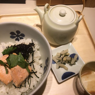 焼き鮭と昆布の出汁茶漬け(だし茶漬け えん ウィング新橋店)
