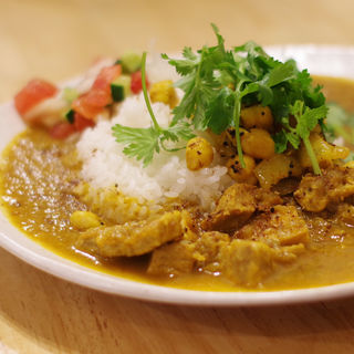 ポークビンダル&厚揚げのカレー(カチュンバルのせ)(curry phakchi(パクチー))