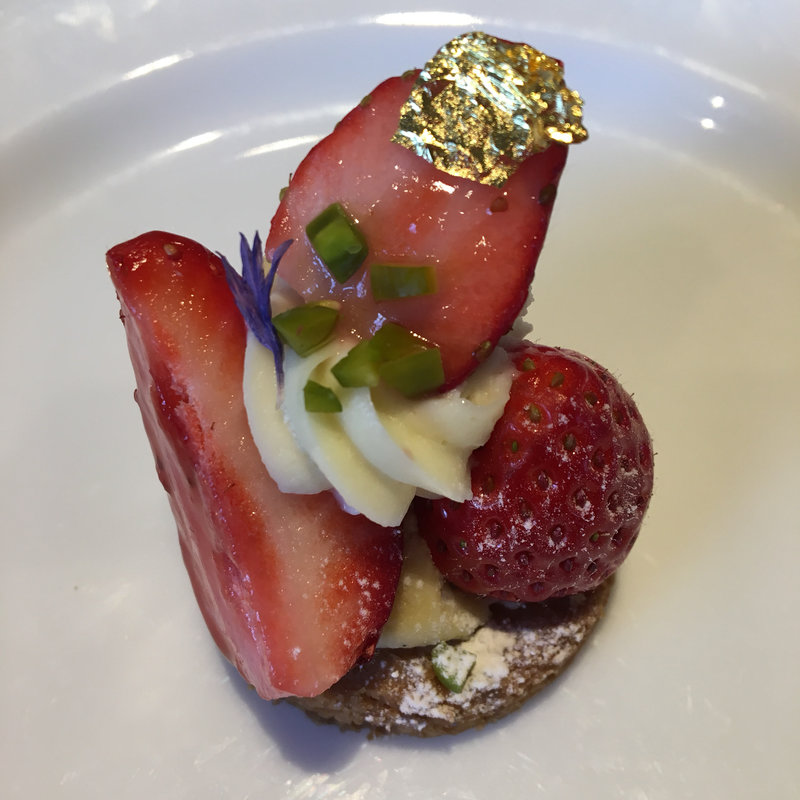 イチゴのタルトレット(サロン ベイク アンド ティー NEWoMan新宿)