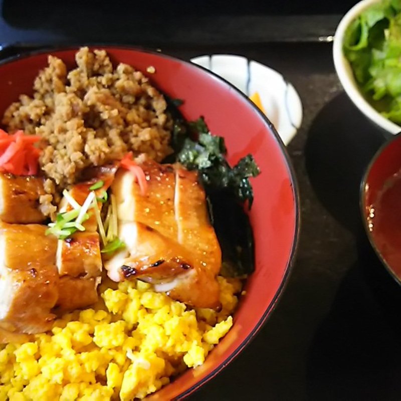 地鶏そぼろ丼(炭火焼きとり 二羽)