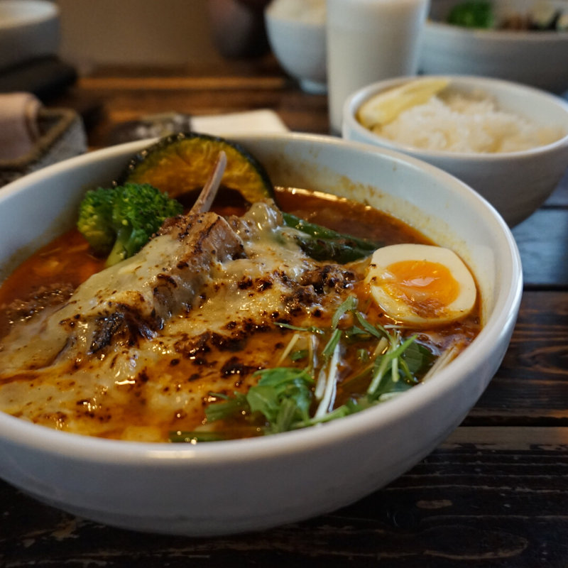 ラムチョップとラムひき肉のスープカレー(奥芝商店 札幌本店 （オクシバショウテン）)