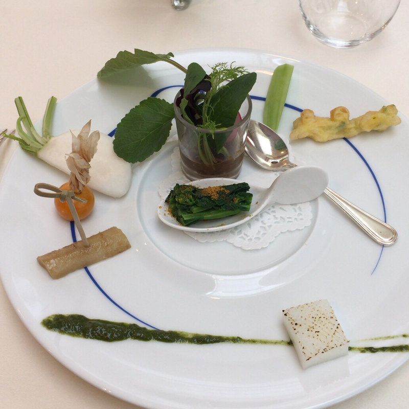 季節のアミューズ・ブッシュ(キャーヴ・ド・ひらまつ （la Cave de Hiramatsu 【旧店名】ラ・レゼルヴ la Reserve）)