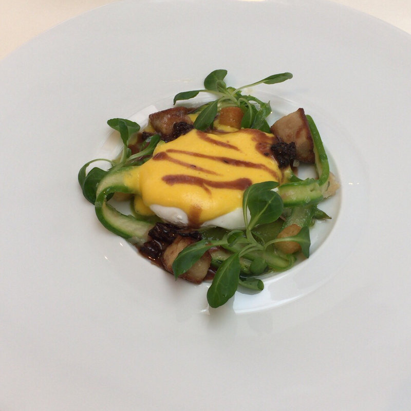 グリーンアスパラガスのエチュベ フォアグラのクルトンとウフモレ オランデーズソースとモリーユ茸(キャーヴ・ド・ひらまつ （la Cave de Hiramatsu 【旧店名】ラ・レゼルヴ la Reserve）)