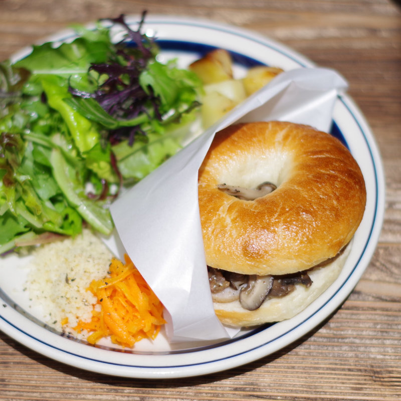 アンチョビ&キノコのコンフィ&蓮根のベーグルサンド(パーランド （parland）)