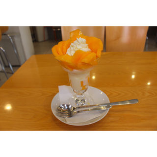 宮崎産の完熟マンゴーのパフェ(フルーツパーラーゴトー )