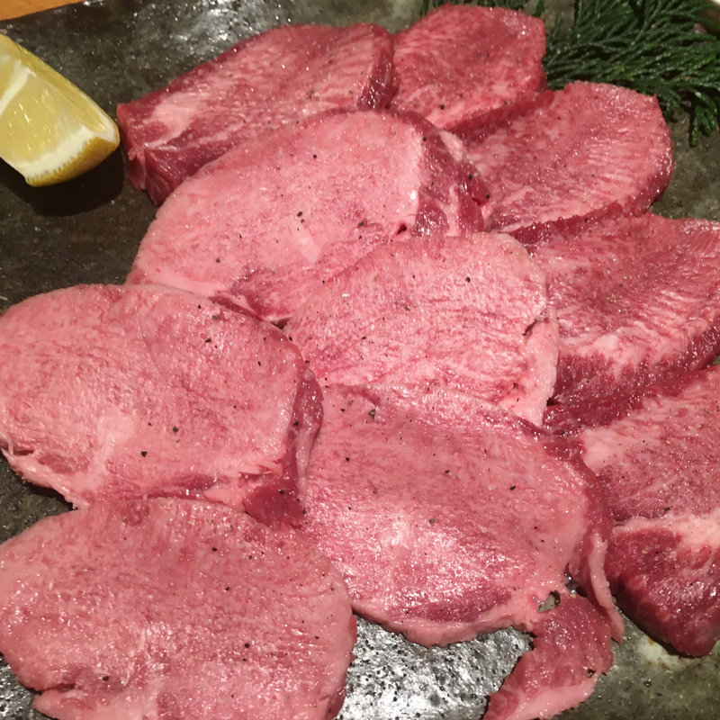 厚切り上塩タン(炭火焼肉食神苑 母屋店)