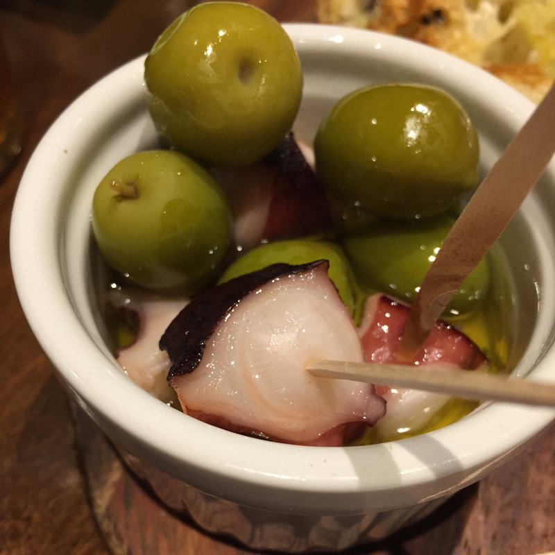 オリーブと蛸のコンフィ(ビストロモナミ)