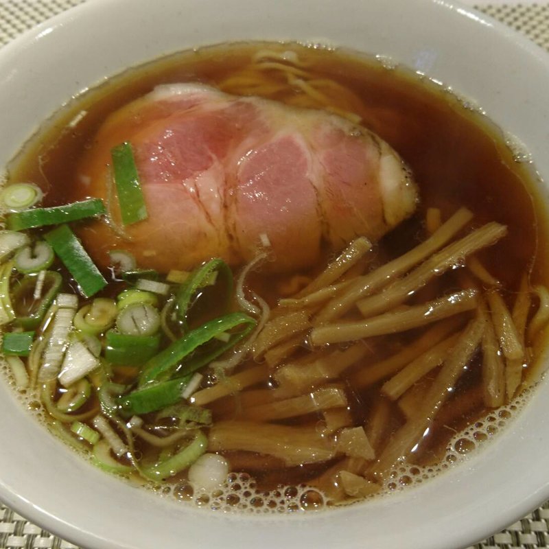 醤油らぁめん（平打麺）(らぁめんや やしげる)