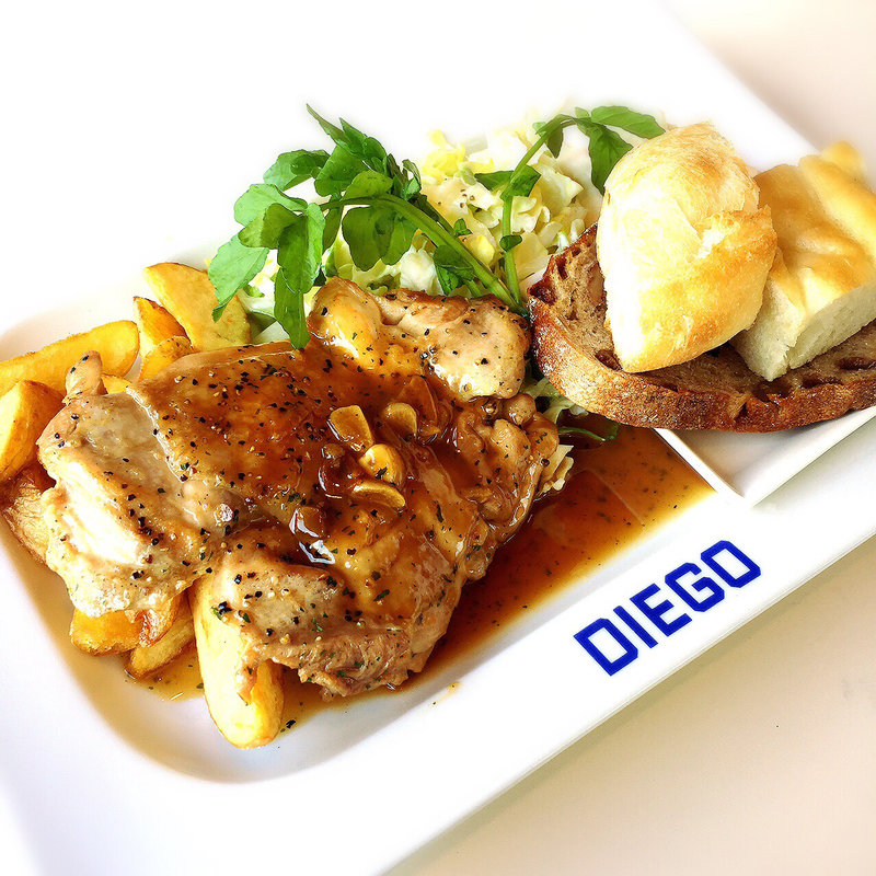 チキンソテー　グレービーガーリックソース(ディエゴ・バイ・ザ・リバー （DIEGO BY THE RIVER）)