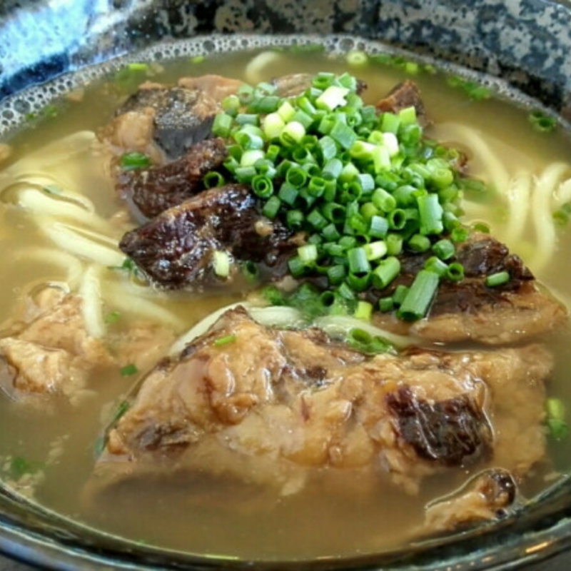 ソーキそば(島胡椒 （ピパーツ）)