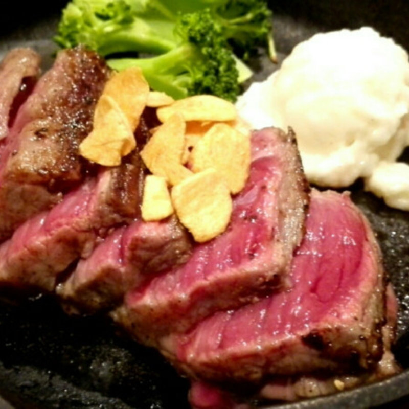 石垣牛モモ肉のステーキ (鉄板焼専門ついてる )