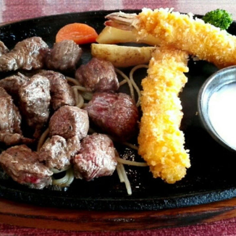 サイコロステーキとエビフライ(ステーキハウス　ビックリ大将 )