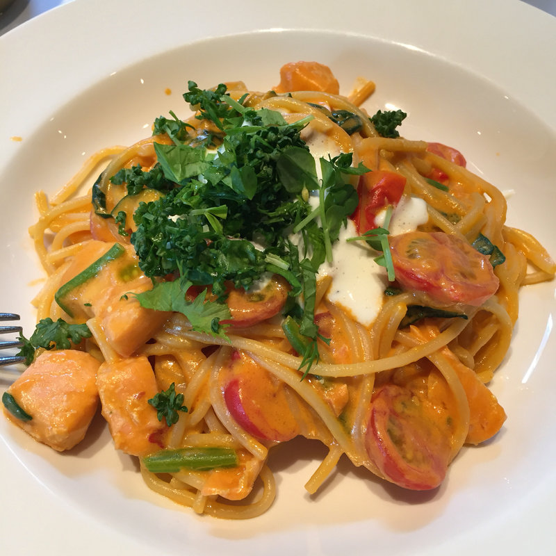 スパゲッティ 季節野菜とサーモントラウトのKiriクリームチーズトマト風味(Royal garden Cafe 北青山店)