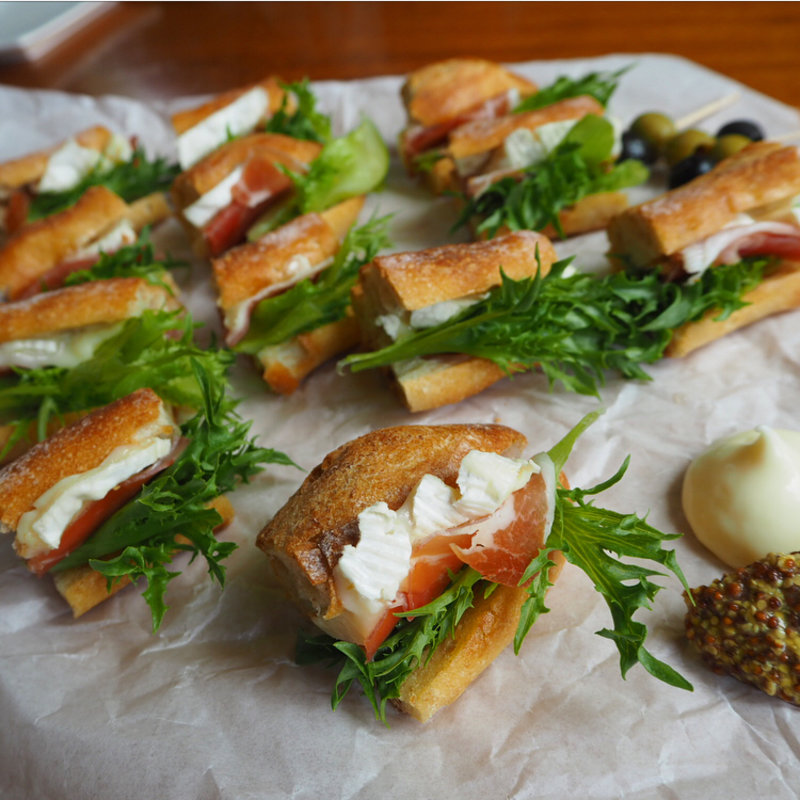 生ハムとカマンベールチーズの天然酵母バケットサンド(La petite maison)