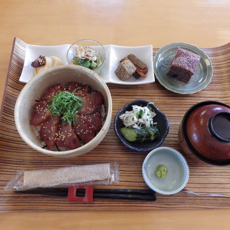 オトナリおまかせランチ膳のお魚、ハマチの漬け丼(otonari )