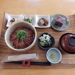 オトナリおまかせランチ膳のお魚、ハマチの漬け丼(otonari )