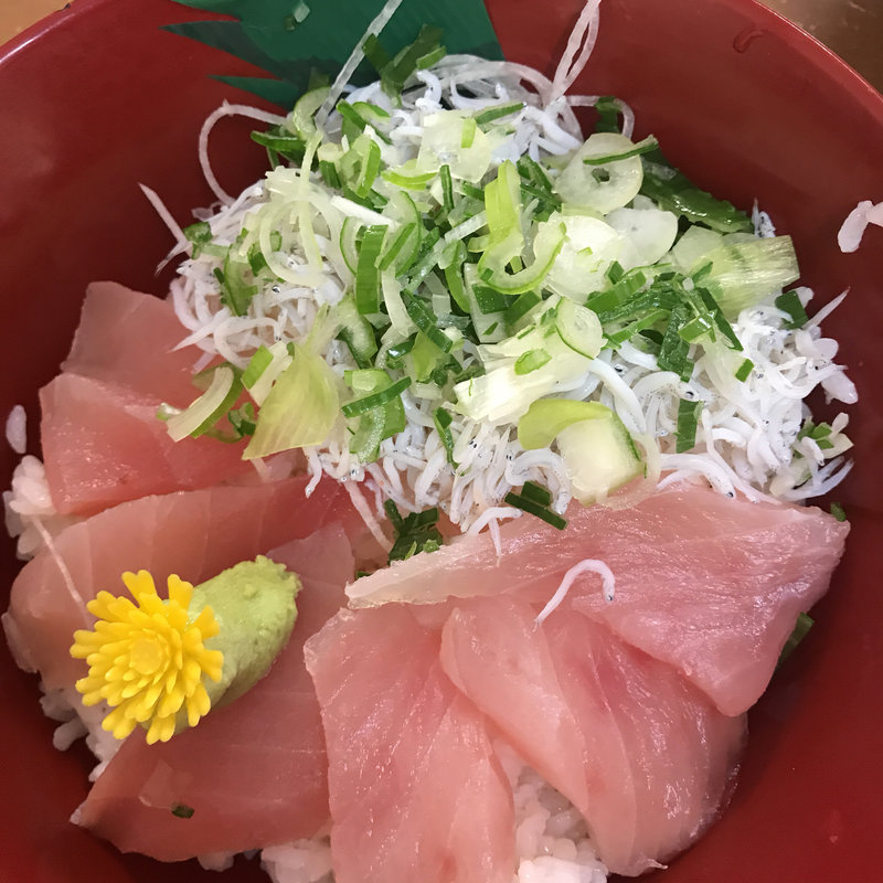 しらすとびんちょう丼(ひとみ食堂)