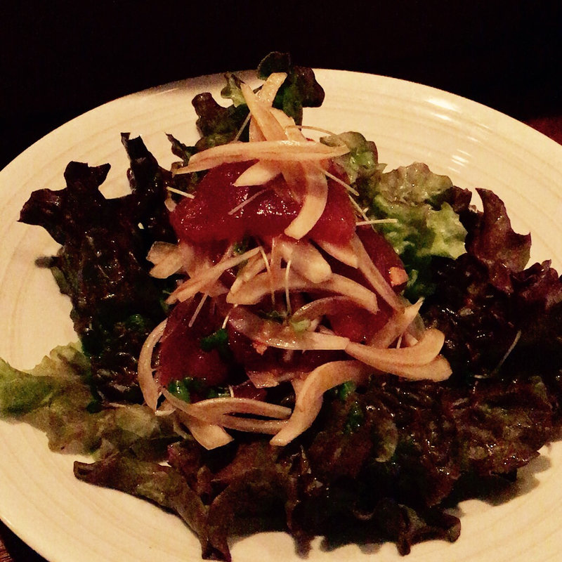 初鰹と新玉ねぎのサラダ(家庭料理おふく)