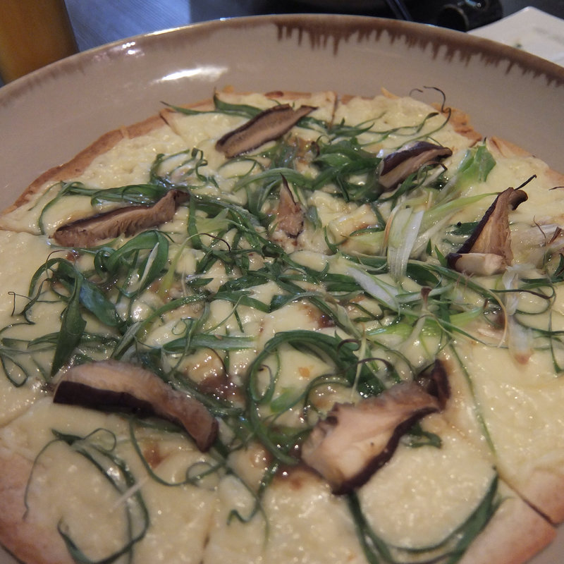 九条ねぎと酒盗のピザ(地酒と料理　高田馬場研究所 )