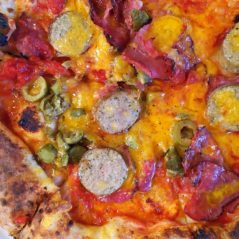 鎌倉富岡商会のベーコン、ペパロニ、グリーンオリーブ、パラペーニョのピザ(GARDEN HOUSE Kamakura ガーデンハウス鎌倉)