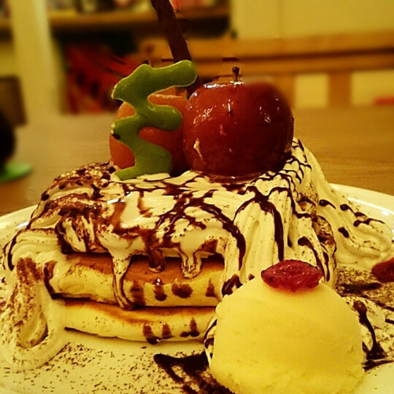 真っ赤な林檎のクリスマスパンケーキ(MOGMOG （モグモグ）)