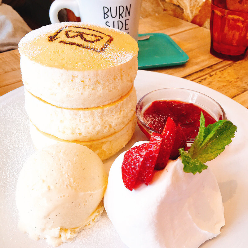 国産フルーツのホワイトスフレパンケーキ(BURN SIDE ST CAFE CRAFT KITCHEN✕台湾カステラ 黄白白(ファンパイパイ)くずは店)