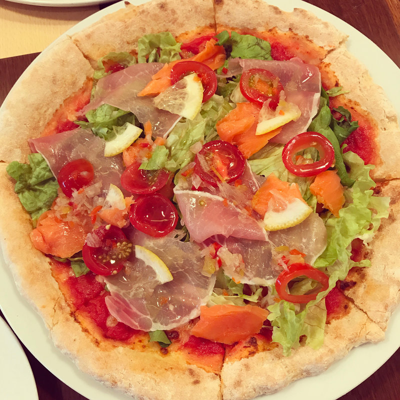 スモークサーモンと生ハムのサラダピザ(ルビーノ)