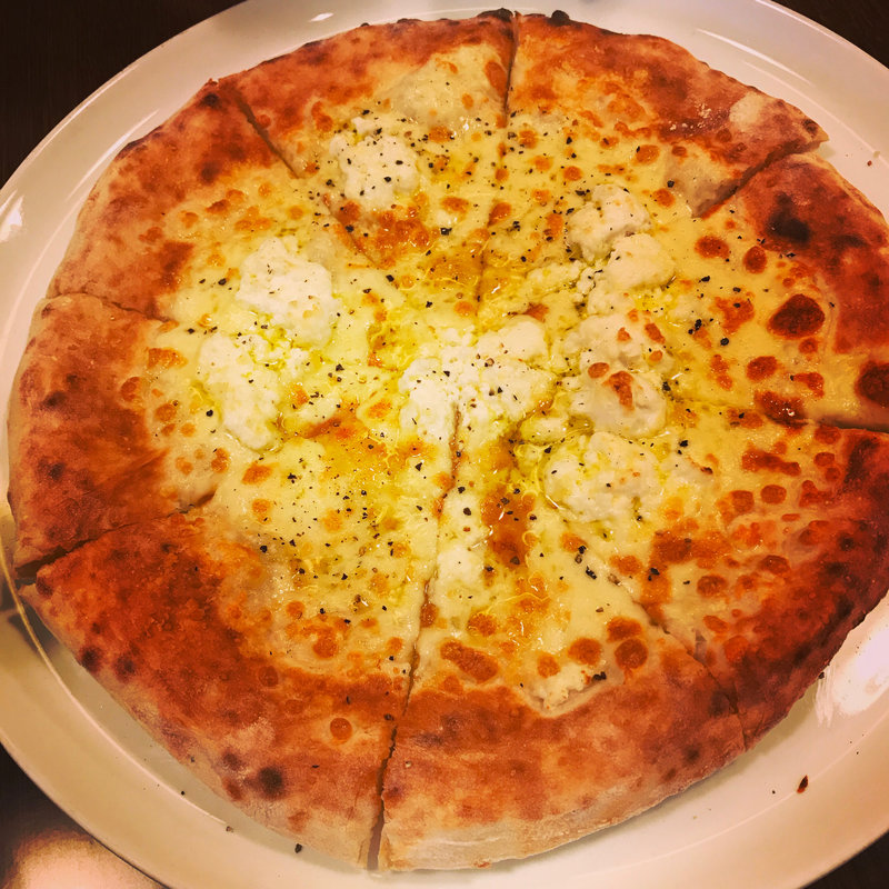 3種のチーズピザ(ルビーノ)