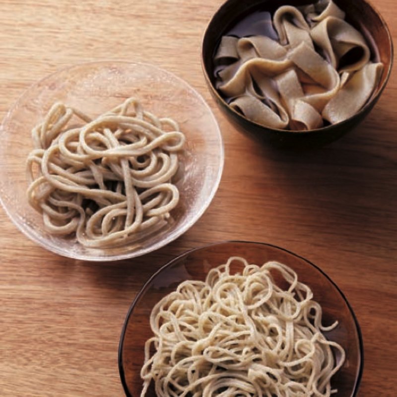 コースの蕎麦(平打ちかけそば、太打ちせいろ、細切りせいろ）(ら すとらあだ)