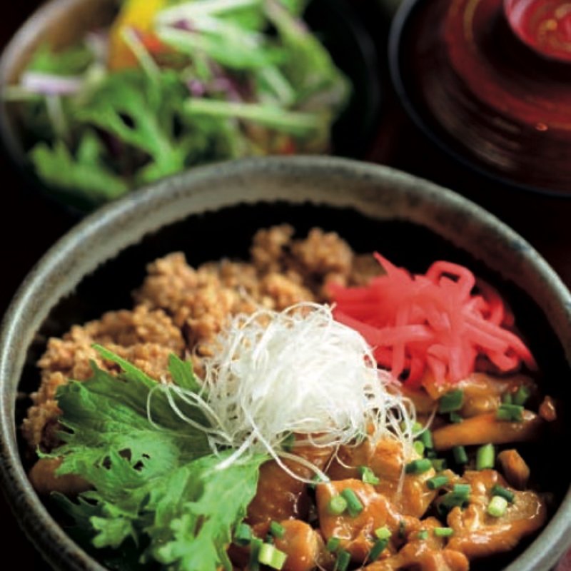 比内地鶏丼(秋田県アンテナショップ＆ダイニング あきた美彩館)
