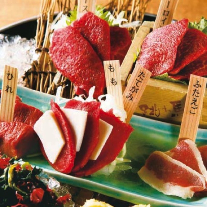 馬刺し豪華5点盛り　(馬肉バル 跳ね馬 )