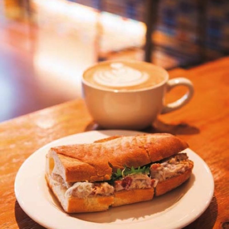 駿河湾直送 色白シラスと鶏の梅マヨあえサンドイッチ ハーフサイズ (FABRIC)