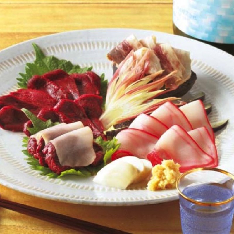 ツチくじら氷温熟成赤肉 お刺身など、くじら尽くし盛り合わせ(ひみつくじら )