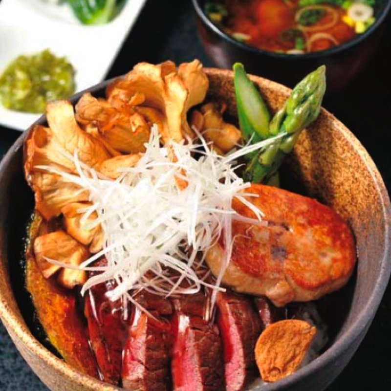 国産牛フィレ肉ステーキ丼フォアグラ添え(ラウンジ バンブー)