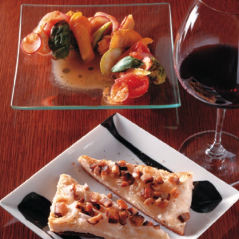 ガスパチョのサラダ仕立て,自家製ベーコンと 玉ネギのタルトフランベ(ソヨカゼ)