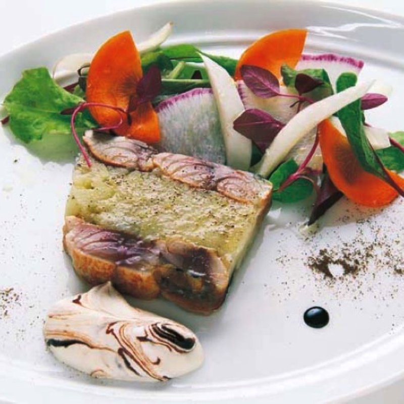 旬の鯖のミ・キュイとじゃがいものプレッセ(ブラッスリー ポール・ボキューズ 銀座)