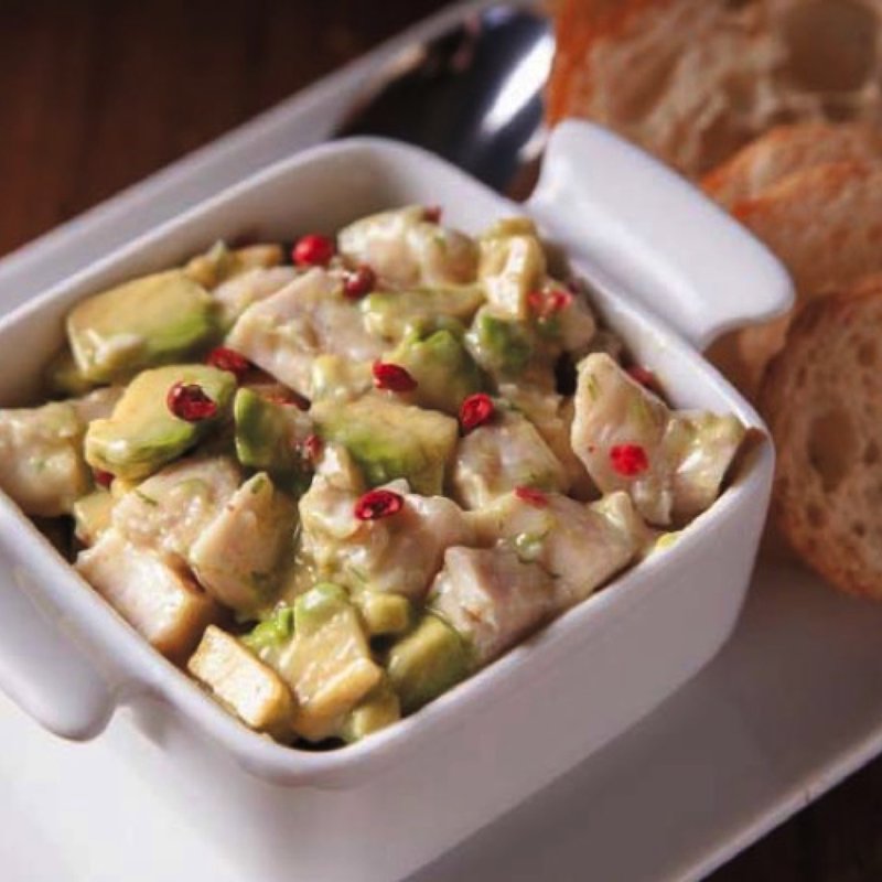 鶏ささみとアボカドのタルタル(フーゴー)