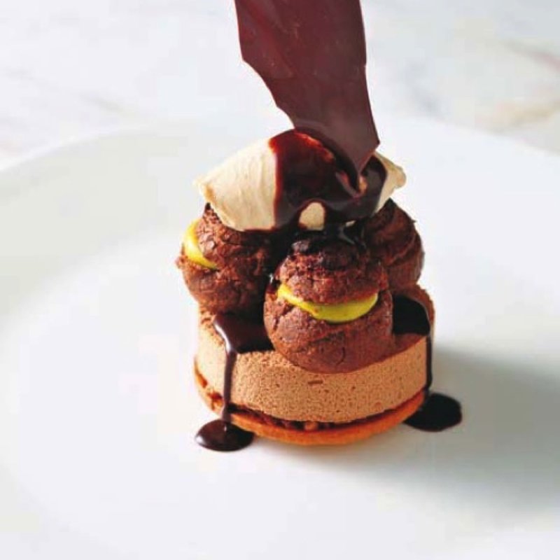 チョコレートとピスタチオのプロフィトロール・トンカ豆のアイスクリーム(Rire Ginza(リール銀座))