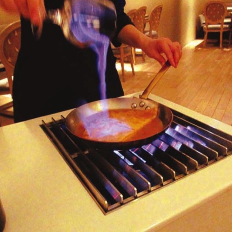 クレープ・シュゼット(銀座メゾン アンリ・シャルパンティエ)