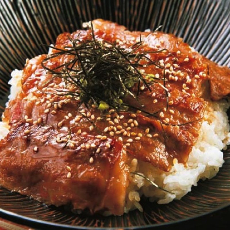 飛騨牛焦がし醤油ステーキ丼と小鉢(や満登)