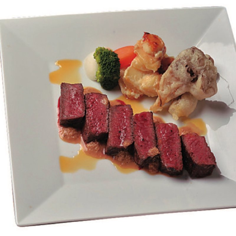 福岡県鞍手郡「古野牧場」から黒毛和牛の炭火焼き、オニオンとしょう油のグレイビーソース(ワインバー繭)