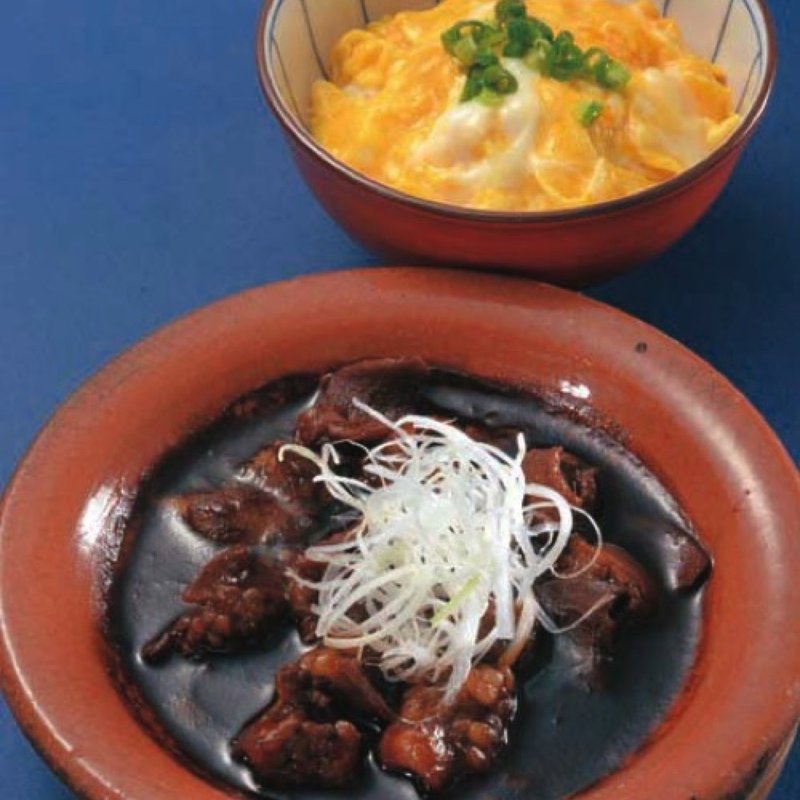 名物　小ぶりなオムライスとモツ煮の合盛り(焼鳥スエヒロガリ)