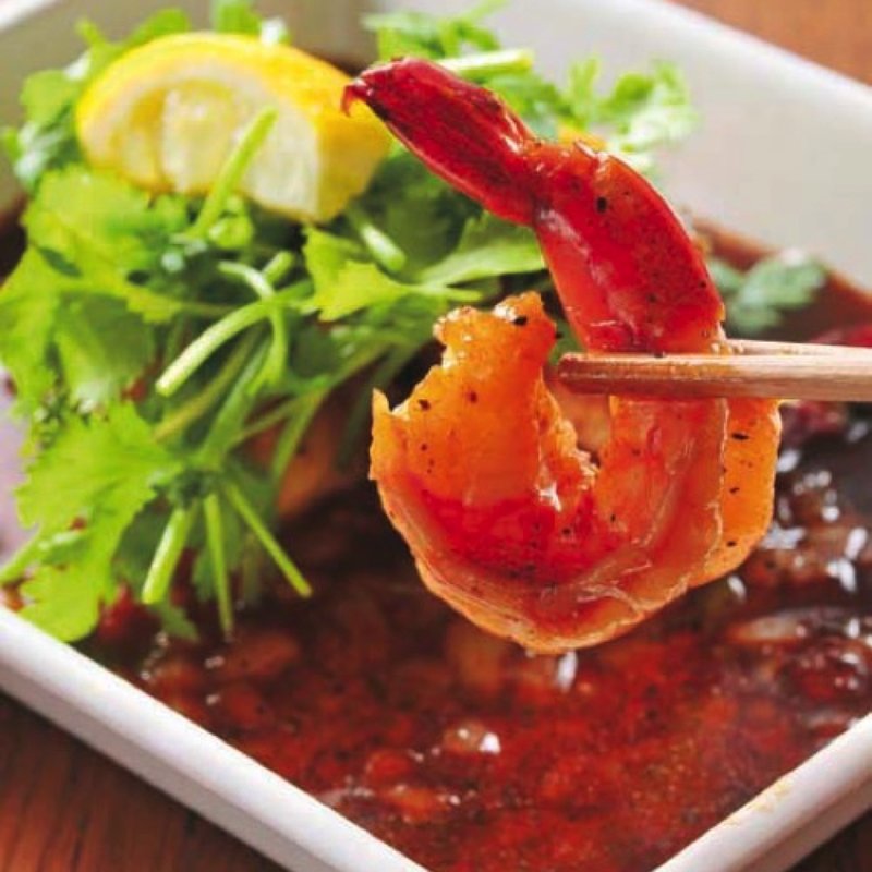 海老のブラックペッパー炒め たっぷりパクチーのせ(DobuRoku かに・えび・酒)