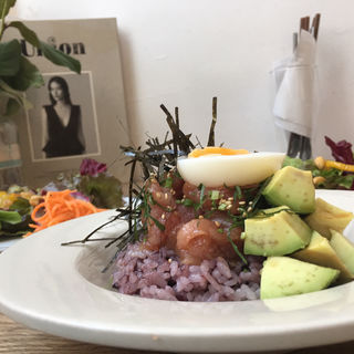 マグロの中落ちとアボカドの漬け丼 半熟卵添え(メゾン イー （Maison YWE）)