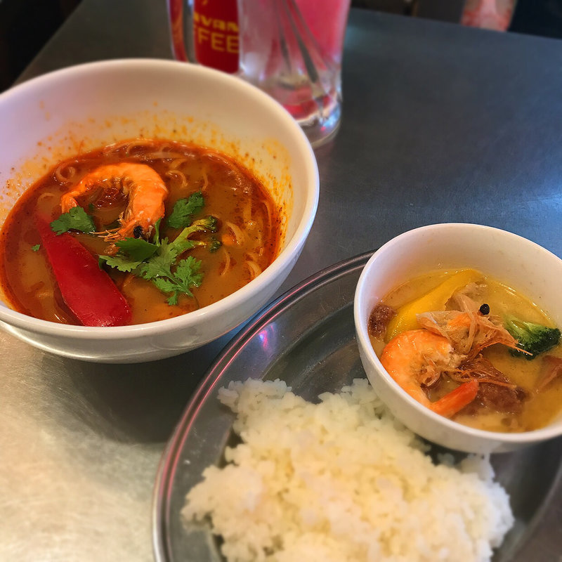 トムヤムヌードルとグリーンカレー(yaesu 海老バル )